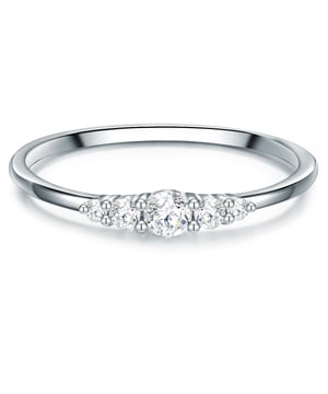 Are you looking for a filigree engagement ring with a touch of glamor? Then you should give this model of the 1934 manufacture in 1934! In the style of an entourage ring, the dainty ring splint wears a composition of sparkling zirconia, arranged around a middle stone. Thanks to the countless facets of the brilliant cut, the crystals spark an incomparable glitter on the ring finger. Ring rail and versions made of 925 sterling silver are protected from the start by a rhodium coating. A stylish alternative to expensive diamond rings and not just a delightful bridal jewelry, but an everyday favorite piece.