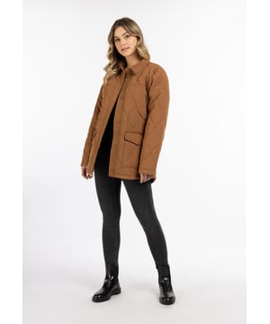 Met dit casual overhemdjasje van DreiMaster Vintage kom je in stijl de herfst door! Het zachte en stroeve katoen maakt indruk met zijn mooie vintage wassing en lichte vulling. Het gewatteerde ontwerp wordt ondersteund door de stijlvolle klepkraag, de klepzakken en een riem waarmee het jack getailleerd gedragen kan worden. Hoogwaardige logodetails ronden het ontwerp af.