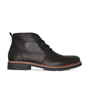 PME Legend schoenen voor hem. De schoenen zijn gemaakt van hoogwaardig leer en textiel. De sneaker heeft een uitneembare EVA binnenzool, wat zorgt voor een lekkere demping. Merk: PME Legend. Modelnaam: Clamper. Categorie: heren schoenen. Materialen: leer/textiel. Kleur: zwart