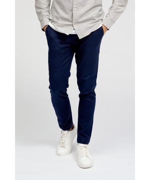 Bei TeeShoppen erhalten Sie unsere beliebte Performance Pants™ in einer ganz neuen Struktur. Genau wie unsere ursprüngliche Performance Pants™ bietet sie viel Stretch, damit du den ganzen Tag in Bewegung bleibst. Sie sind einfach die perfekte Alltagshose. Mit unserer Structure Performance Pants™ aus 98 % Baumwolle und 2 % Elastan gehen Sie keine Kompromisse bei Komfort und Funktionalität ein. Der Stoff ist so gewebt, dass die Fasern eine strukturierte Oberfläche bilden, die aus der Nähe betrachtet werden kann - die Hose hat außerdem unechte Gesäßtaschen.

Bei TeeShoppen haben wir unsere Perform-Kollektion entwickelt, indem wir Kleidung aus dehnbaren, guten und weichen Materialien hergestellt haben, die den ganzen Tag über bequem zu tragen ist. Unser Ziel ist es, mit der Perform-Kollektion Kleidung für diejenigen herzustellen, die hohe Ansprüche an die Funktionalität und Qualität ihrer Kleidung haben.

Hier sehen Sie eine Hose in der Farbe Blau. Die Hose hat eine schmale Passform. Das Modell ist auch in Regular fit erhältlich.

Welche Größe hat die Hose? Die Hose kann in 18 verschiedenen Größen ausgewählt werden. Siehe und wählen Sie die Größe unter "Größe". Die Größen sind für Männer angepasst.

Über TeeShoppen: Wir von TeeShoppen haben unsere eigene Produktpalette entwickelt. Das Ziel unseres Sortiments ist es, Ihnen die Möglichkeit zu geben, Ihre Garderobe mit Kleidungsstücken zu erweitern, die sowohl einfach als auch modern sind. Und sie ist nicht langweilig, nur weil sie einfach ist. Unsere Kleidungsstücke sind so konzipiert, dass sie für eine Vielzahl von Anlässen geeignet sind und gleichzeitig aus hochwertigen Materialien hergestellt werden, die einen hohen Tragekomfort gewährleisten. Sie suchen nach einem Ort, an dem Sie zeitlose Kleidung für Männer und Frauen finden? Dann ist TeeShoppen die richtige Adresse für Sie. Wir sind spezialisiert auf den Verkauf von Basiskleidung. Bei uns zahlen Sie nicht für teure Marken und Kosten, sondern nur für Qualität und Service. Und natürlich erweitern wir unser Sortiment ständig im Einklang mit der Mode, so dass Sie bei uns immer eine moderne Basic-Kleidung finden können.