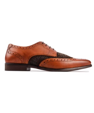 Mantenlo fresco y clásico con estos elegantes. Zapatos bronceados Thomas Crick Bruno Brogue con un toque especial. Con cuero de primera calidad. Detalles de sarga con estampado de espinas de pescado. suela interior acolchada. Detalles brogue y suela texturizada para mayor agarre. Este par seguramente se convertirá en su nuevo elemento básico para todas las ocasiones elegantes y salidas nocturnas en las ciudades.