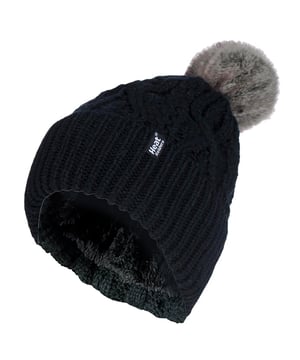 Wie die ursprüngliche Heat Holders Damen-Bommelmütze, aber mit einem modernen Strick, zielt diese Mütze im Solna-Stil wie das Original darauf ab, Sie kuschelig warm zu halten, während Sie mit ihrem zeitgenössischen Stil und Strick modisch bleiben. Diese Bommelmützen für Damen sind mit einem Fleece-Plüsch-Isolierfutter namens Heatweaver ausgestattet, das die warme Luft noch besser speichert als ein normales Futter. Dieses Thermofutter ist so konzipiert, dass es weich ist und sich wie ein luxuriöses Fleece anfühlt (es fühlt sich fast so an, als würden Sie das goldene Fleece berühren), während es die warme Luft nahe an Ihrer Haut hält und die kalte Luft effektiv abhält. All dies soll sicherstellen, dass Sie während des kalten Wetters angenehm warm bleiben. Diese Bommelmütze hat ein umgeschlagenes Bündchen und einen großen, flauschigen Bommel aus Kunstfell an der Spitze der Mütze. Diese Mütze hat ein Zopfmuster auf der Außenseite, um einen modischen Touch zu verleihen. Diese Damen Solna Mützen sind auch die am meisten slouch wie aus allen Heat Holders "Bereich der thermischen Mützen zu betrachten. Diese Damenmützen im Solna-Stil mit Bommel sind in 7 Farben erhältlich, darunter Creme, Denim und Hellgrau. Sie bestehen aus 55% Polyester, 45% Acryl auf der Außenseite der Mütze und das Futter ist aus 100% Polyester. Sie werden in Einheitsgröße geliefert und sind maschinenwaschbar.