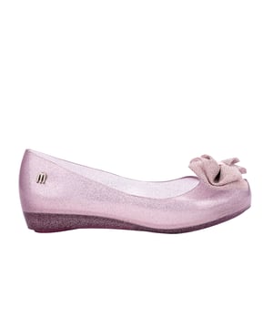 Add novelty and a touch of sweetness to your child's wardrobe! The Mini Melissa Ultragirl Sweet is back with a romantic bow adorning the upper. Comfort is a priority thanks to the Grenflex composition, and your mini will have her feet in the clouds.