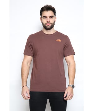 The North Face verticale oranje logo-T-shirt in paars, heeft een slimme maar trendy uitstraling. Past perfect bij bijna elke outfit, om een ​​modieuze casual geweldige look te geven. Dit ontwerp in beperkte oplage van The North Face heeft een unieke Vertical-logoprint op de achterkant, met de North Face-logoprint op de borst voor de finishing touch. Ronde hals, korte mouwen, North face verticale oranje logoprint op de rug, normaal Fit T-shirt. Dit T-shirt is perfect voor casual chillen, sportactiviteiten bij koud weer en alledaagse ontmoetingen op straat.