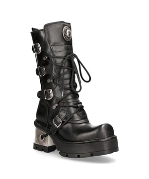 Estas botas de mujer de moda tienen un estilo elegante de media pantorrilla que les da un carácter elegante. La bota está impregnada de un motivo metálico, con la introducción de un tacón de metal y hebillas de marca de alta calidad, que se lustran para acentuar la parte superior de cuero negro de primera calidad. La estética elevada de estos zapatos proviene de un tacón de 8 cm y una suela de goma de 4 cm, lo que da como resultado una presencia distintiva y destacada que encarna el estilo gótico audaz. No solo es una pieza increíblemente elegante, sino que con la adición de una plantilla suave y acolchada y un cómodo forro de cuero, estas botas alcanzan un nivel de comodidad que hará que tus pies también te lo agradezcan. • Parte superior de cuero negro de primera calidad • Altura de la caña de 22 cm • Hebillas de metal de la marca New Rock • Tacón de metal de 8 cm con suela de goma de 4 cm