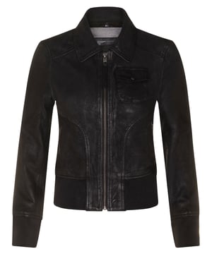 Mejora tu estilo sin esfuerzo con nuestra chaqueta universitaria MA-1 con cuello de cuero para mujer. Confeccionada en piel de napa de cordero suave y flexible, esta chaqueta ofrece un aspecto lujoso y una sensación de primera calidad. Su acabado mate ligeramente fresado añade un toque moderno a tu atuendo. Estas son las características de diseño clave que hacen de esta chaqueta una incorporación imprescindible a tu guardarropa: Piel de napa de cordero suave y flexible: disfruta de la sensación suntuosa y la apariencia lujosa de la piel de napa de cordero, lo que garantiza comodidad y estilo. Cuello puntiagudo: el cuello puntiagudo agrega un elemento de sofisticación a tu atuendo, lo que lo hace adecuado para varias ocasiones. Múltiples bolsillos: con dos bolsillos exteriores en la cintura y un bolsillo de parche con solapa en el pecho, tendrás muchas opciones de almacenamiento para tus elementos esenciales. Puños y dobladillo elásticos: los puños y el dobladillo elásticos brindan un ajuste ceñido y cómodo, lo que te permite moverte con facilidad. Opciones de color versátiles: elige entre cuatro colores versátiles para encontrar el que se adapte perfectamente a tu estilo personal, lo que la convierte en una incorporación versátil a tu guardarropa. Completa con cremalleras YKK confiables, la chaqueta universitaria MA-1 con cuello de cuero para mujer combina durabilidad y funcionalidad, lo que garantiza que se convierta en un elemento básico elegante y práctico en tu colección de moda.