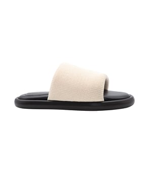 VINTAGE, RRP AS NEW
Proenza Schouler's 'Pipe' slides have been made in Italy with knitted straps that stretch to fit snugly. They're set on cushioned footbeds and flat soles, so you can wear them comfortably all day. Includes box and dust bag.
Proenza Schouler Pipe Stretch-Knit Slides in Ecru Leather
Condition: excellent
Color: white | ecru
Material: Leather
Size: EU38.5
Sign of wear: No
SKU: 140984