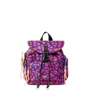 Dieser Leo Rucksack von myMo steht für pure Freude. Das trendstarke bunte Design, der hippe Leoprint und die runde Extra-Tasche machen ihn zum Must-have der Saison. Gefertigt aus einem weichen Stoffmaterial bieten mehrere Taschen – außen wie innen Platz für alle möglichen Utensilien. Gebundene Kordeln als Zipperanhänger und robuste Träger vervollständigen das Modell. Maße: 26cm x 28cm x 14cm (BxHxT)  Rucksack