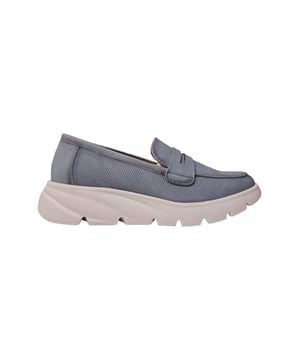 Zapato mocasín deportivo de encaje con detalle de antifaz en su empeine. Cuenta con una cómoda suela acolchada y planta antideslizante.