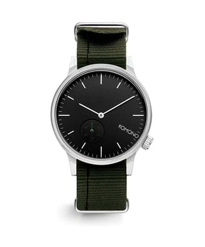 La marca Komono significa "pequeños artilugios" en japonés y eso es exactamente lo que la marca quiere transmitir con sus productos. Con sus relojes, Komono se centra en el minimalismo y en apreciar las pequeñas cosas de la vida. El reloj Komono Winston Subs Nato en negro/verde/plata es un reloj masculino versátil que atraerá a casi cualquier hombre. Con una resistencia al agua de 3 ATM, este reloj para hombre puede hacer frente a la mayoría de las situaciones cotidianas. La correa verde garantiza comodidad y durabilidad. El movimiento negro es de acero inoxidable y tiene un diseño atemporal que es a la vez resistente y elegante. Este reloj para hombre no sólo es un complemento con estilo para cualquier atuendo, sino que también es funcional gracias a su precisa indicación de la hora. Tanto si asiste a una ocasión elegante como si sólo desea realzar su aspecto diario, este reloj de pulsera para hombre es perfecto. Comprará el reloj de pulsera Komono Winston Subs Nato con descuento en las rebajas. Reloj Komono para hombre negro/verde/plata en oferta El reloj Komono Winston Subs Nato es una opción elegante para aquellos que buscan un accesorio atemporal. Este reloj es resistente a salpicaduras hasta 3 ATM. No es apto para la ducha ni para nadar. La correa verde tiene una anchura de 20 mm, por lo que se adapta cómodamente a la muñeca. Con una longitud de 244 mm, este reloj se adapta a casi cualquier tamaño de muñeca. La caja de acero inoxidable con cristal mineral protege el movimiento y confiere al reloj un aspecto duradero. Con un diámetro de 41 mm y un grosor de 9 mm, este reloj es a la vez elegante y funcional. El reloj Komono Winston Subs Nato es el compañero perfecto para cualquier ocasión. Compre ahora el reloj Komono para hombre en oferta. Ver todos los modelos de relojes.  Marca: KomonoNombre del modelo: Winston Subs Nato (41mm)Categoría: reloj de pulseraMateriales: acero inoxidable, nylonColor: negro, verde, plataResistente al agua: 3 atm (a prueba de lluvia y salpicaduras)