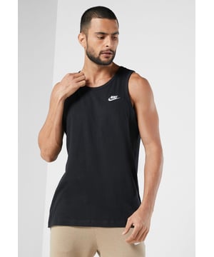 Praktische en stijlvolle tanktop van Nike. Het model is perfect voor zowel typische stedelijke als sportieve sets. Dankzij de katoenen stof laat het de huid ademen, waardoor constant comfort wordt gegarandeerd. De zwarte kleuren zijn gebroken met het witte Nike-logo.