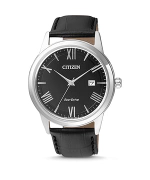 Diese Citizen Analoguhr für Herren ist das perfekte Zeitmessgerät zum Tragen oder Verschenken. Das silberne, 40 mm große Gehäuse harmoniert mit dem bequemen schwarzen Leder und sorgt dafür, dass Sie dieses atemberaubende Zeitmesser ohne Kompromisse genießen können. Angetrieben von einem hochwertigen Eco-Drive-Mechanismus und wasserbeständig bis 3 Bar, wird Ihre Uhr weiter ticken. Diese solarbetriebene Uhr lädt sich in jedem Licht selbst auf. Diese Solar Uhr benötigt keinen Austausch der Batterie - die Uhr verfügt über eine Kalenderfunktion: Datum, solarbetrieben. Hochwertiges Armband mit einer Länge von 21 cm und einer Breite von 20 mm. Schwarzes Lederarmband mit einer Schnalle. Gehäusedurchmesser: 40 mm, Gehäusehöhe: 9 mm, Gehäusefarbe: Silber und Zifferblattfarbe: Schwarz.