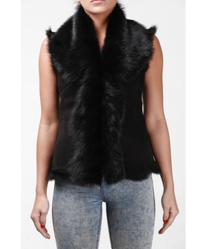 Ein hochwertiges Kleidungsstück, das perfekt geeignet ist, um in den kälteren Monaten einen eleganten Look zu bewahren und gleichzeitig warm zu bleiben. Diese Weste ist kurz geschnitten und besteht aus unserem hochwertigen spanischen Toscana-Schaffell, das dafür bekannt ist, zu den wärmsten und bequemsten Wollstoffen der Welt zu gehören. Das weiche Wollfutter kann entweder mit einem Haken- und Ösenverschluss verdeckt oder in einem markanten Wasserfalldesign an der vorderen Öffnung freigelegt werden, um einen extravaganten Look zu erzielen. Damit ist es das perfekte Stück, um Ihren Winteroutfits einen Hauch von Eleganz zu verleihen. • Ausschließlich im Vereinigten Königreich aus doppelseitigem Toscana-Schaffell hergestellt. • Das Toscana-Schaffellfutter bietet beispiellose Wärme und Komfort. • Außen- und Innenseite sorgfältig verarbeitet für ein weiches, seidiges Finish