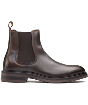 Maak een indruk in de stad met een verfijnde uitstraling in deze Hackett London Egmont boots. Ambachtelijk vervaardigd in Portugal, beschikken deze klassieke Chelsea boots over een luxueuze leren bovenkant met elastische inzetten en een met de hand gestikt H-monogram aan elke zijde, terwijl de verwijderbare leren binnenzool je voeten met elke stap comfort biedt en de geëmbosseerde leren lus een herkenbare flair toevoegt.
