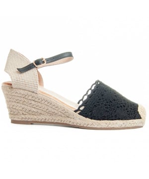 Espadrilles mit Wedge für Damen. Gepolsterte Innensohle. Bequeme Passform. Rutschfeste Sohle. Verstärkte Nähte. Von anderen Marken für unsere Marke hergestellt. Ungefähr Maße: 6 cm Wedge.