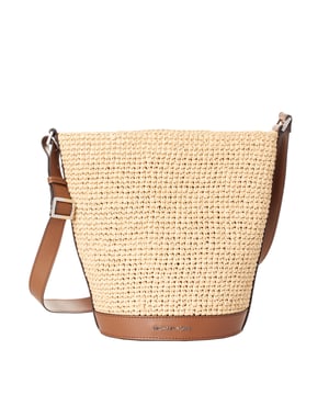 Bolso bandolera tipo cubo Michael Kors con un diseño natural y sofisticado, ideal para un estilo fresco y moderno. Perfecto para mujeres que buscan un bolso bandolera para mujer que combine funcionalidad y elegancia.

- Bolso elegante para mujer con diseño tipo cubo confeccionado en materiales tejidos y detalles de cuero.
- Correa bandolera ajustable, perfecta para llevarlo al hombro o cruzado como bolso bandolera Michael Kors.
- Base reforzada en cuero, con logo metálico de Michael Kors grabado, añadiendo un detalle distintivo.
- Interior amplio, ideal para llevar tus pertenencias con facilidad y estilo.
- Detalles en contraste, que realzan su diseño versátil y sofisticado.

Un bolso para mujer de estilo bucket bag que destaca por su diseño natural y moderno. Ideal como bolso bandolera para mujer, ofrece un toque fresco y chic, perfecto para complementar cualquier look casual o veraniego.
 Medidas: 26 x 28 x 16.5 cm
 Composición: 100% Polipropileno
 Cuidados:
- Limpiar con un paño suave y ligeramente húmedo.
- Evitar el contacto prolongado con agua, perfumes o productos químicos.
- Evitar la exposición directa y prolongada al sol o fuentes de calor.