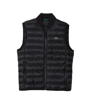 Dit vest is onmisbaar bij elk weertype. De wattering houdt je lekker warm. Het kan worden geopend en gesloten met een rits. Het heeft een geribde kraag en een elastische onderkant. Het gilet heeft zakken met verborgen ritsen. De geborduurde krokodil op de borst maakt het ontwerp af.