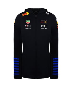 Zeige deinen Teamstolz stilvoll mit der offiziellen Red Bull Racing F1 2024 Team Damen Navy Track-Jacke. Exklusiv für Frauen entworfen, vereint diese Track-Jacke leistungsstarke Eigenschaften mit einem schlanken, modernen Design und bietet sowohl Funktion als auch Mode auf und neben der Rennstrecke. Ob du von den Tribünen anfeuerst oder dich für einen lässigen Tag bereitmachst, diese Jacke ist der perfekte Weg, um deine Leidenschaft für die F1 zu zeigen.

Hauptmerkmale:
Offizielles Team-Merchandise:

Authentische Red Bull Racing Branding- und Designelemente feiern den dynamischen Geist und die Innovation des Teams.

Taillierte Damenpassform:

Speziell für eine schmeichelhafte, moderne Silhouette entworfen, die Stil mit optimalem Komfort und Beweglichkeit kombiniert.

Hochwertiger technischer Stoff:

Aus hochwertigem, leichtem Material gefertigt, das Atmungsaktivität und ein angenehmes Gefühl bietet, perfekt für wechselhafte Wetterbedingungen.

Vielseitiges Design:

Mit durchgehendem Reißverschluss, verstellbaren Bündchen und praktischen Details, die sie ideal für lässige Outfits und aktive Fan-Events machen.

Klassische Navy-Ästhetik:

Die elegante navy Farbe strahlt einen zeitlosen Look aus und sorgt dafür, dass deine Jacke mit zurückhaltender Eleganz ins Auge fällt.

Nutze die Verbindung von Leistung und Stil mit der Red Bull Racing F1 2024 Team Damen Navy Track-Jacke, deinem unverzichtbaren offiziellen Merchandise für jeden Renntag und darüber hinaus.