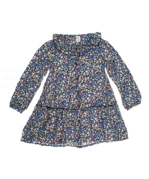 Vestido camisero de niña con un encantador estampado floral, ideal para un look fresco y primaveral. 

Confeccionado en tejido ligero, este vestido presenta un diseño de botones en la parte frontal que resalta su estilo clásico y funcional. 

Su cuello redondo con detalles de ribete añade un toque delicado, mientras que las mangas largas le aportan versatilidad para cualquier ocasión. 

La cintura ligeramente fruncida crea un sutil efecto de vuelo en la parte inferior, dándole movimiento y elegancia. 

Perfecto para eventos especiales o para el día a día, este vestido combina comodidad y estilo en una prenda encantadora.
 Composición: 100% Viscosa
 Cuidados:
- Lavar a máquina máx. 30ºC.
- Utilizar colores similares en el lavado.
- Evitar el uso de blanqueadores.
- Secar a baja temperatura.
- Planchar a baja temperatura.
- No lavar en seco.