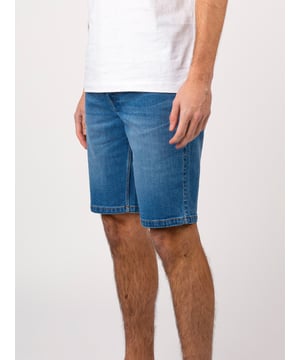 LUKE shows off a cool and contemporary aesthetic with these denim shorts. The back waistband is decorated with a black faux leather patch which is debossed with the brand's iconic lion head and the LUKE EST.1977 text. They are a regular fit, cut from a comfortable stretch-infused cotton denim and are complete with five pockets and a glossy button fastening.