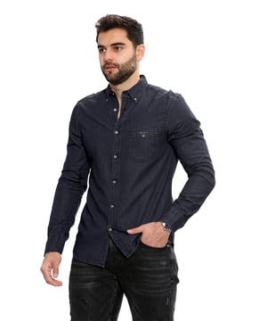 Crafted with Lightweight and Breathable Cotton, these Gant Originals features a Button Down Collar and the Brands Classic Logo on Chest. The Regular Fit Oxford Shirt is a classic preppy essential that will carry you through the warmer months and beyond.