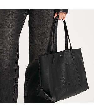 Barneys Originals real cow leather tote bag. Features a magnetic clasp fastening and two sturdy shoulder straps. Spacious and practical—perfect for an everyday work bag.