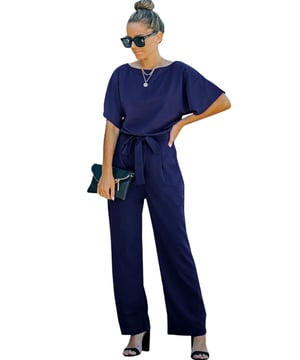 Stylischer und vielseitiger Overall mit weitem Bein und Gürtel  
Vorteilhafter Schnitt mit weitem Bein  
Kommt mit einem Gürtel, um die Taille zu betonen  
Hergestellt aus hochwertigen Materialien  
Bequemer Sitz  
Perfekt für legere und formelle Anlässe  
Zeitloses Design  
Makellose Verarbeitung  
Unverzichtbare Ergänzung für jede Garderobe