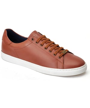 De stijlvolle en relaxte Tucker sneaker van Base London is gemaakt van eersteklas leer en heeft een zachte Ortholite binnenzool. Deze sneakers zijn versierd met een Base vetersluiting en zijn klaar voor het weekend.