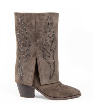 Bota de tacón para mujer. Calce cómodo. Plantilla acolchada de piel natural. Fabricado por otras marcas para nuestra marca. Medidas aproximadas: 7 cm de tacón, 30 cm alto de caña y 12 cm de ancho de caña.