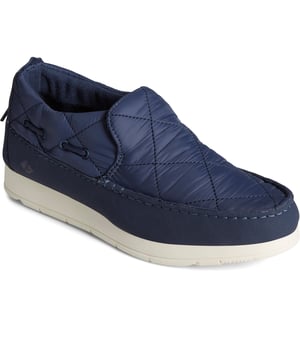 Unser neuer Schuh für drinnen und draußen ist so gemütlich, süß und langlebig. Mit gepolsterter Konstruktion, Mikrofleece-Futter und dekorativen Details, die von unserem klassischen Bootsschuh inspiriert sind. Perfekt zum Faulenzen zu Hause, zum Erledigen von Besorgungen und zum Toben auf dem Campus.