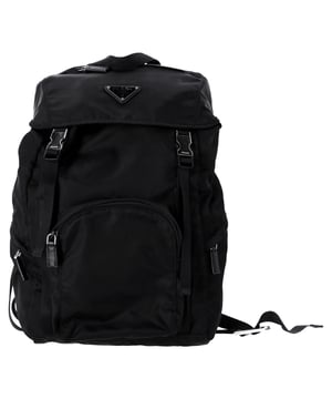 VINTAGE, UVP WIE NEU  
Heben Sie Ihr Accessoire-Spiel mit dem Prada Logo-Platte Doppel-Schnallen Rucksack aus schwarzem Nylon auf. Dieser elegante, vielseitige Rucksack kombiniert hochmodische Raffinesse mit praktischer Funktionalität. Hergestellt aus strapazierfähigem schwarzem Nylon, bietet er ein leichtes, wasserabweisendes Design, das perfekt für den täglichen Gebrauch oder Reisen geeignet ist. Die auffälligen Doppel-Schnallen verleihen einen edgy Touch, während die charakteristische Prada-Logo-Platte eine verfeinerte, luxuriöse Note hinzufügt. Mit mehreren Fächern für einfache Organisation und verstellbaren Riemen für eine bequeme Passform verbindet dieser Rucksack nahtlos Stil und Praktikabilität. Ein Must-Have für alle, die sowohl Mode als auch Funktion in ihren täglichen Essentials suchen.  

Prada Logo-Platte Doppel-Schnallen Rucksack aus schwarzem Nylon  

Zustand: Sehr gut  
Abnutzungserscheinungen: Kein Verkaufsetikett, geringfügige Abnutzung oder Markierungen, leicht benutzt, aber sehr gut gepflegt. Geringfügige Knickstellen, leicht abgeriebene Ecken, leichte Kratzer.  
Verpackung: Keine  
Farbe: Schwarz  
Material: Nylon  
Größe: Einheitsgröße  
Maße: Breite: 150; Höhe: 420; Länge: 320  
SKU: NAPPUITBA429127W