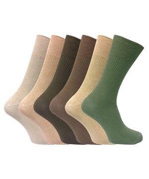 Sokken van 100% katoen zijn onmisbaar als je op zoek bent naar het ultieme comfort dat katoen te bieden heeft. Deze sokken zijn ook niet-elastisch / niet-bindend waardoor je de hele dag door extra comfort hebt. 100% katoenen sokken zijn perfect als je op zoek bent naar lichtgewicht sokken die super comfortabel zijn. Deze sokken zijn ook ademend en fantastisch voor de zomermaanden. Waar deze sokken anders zijn dan gewone 100% katoenen sokken is dat ze niet elastisch zijn. Ze zijn perfect voor mensen die last hebben van een slechte bloedsomloop en zijn geschikt voor iedereen met gezwollen voeten of benen. Deze sokken strekken zich uit naar de natuurlijke contouren van je voeten, wat betekent dat er geen vervelende vernauwingen meer zijn. Ze zitten echter niet te los zodat ze naar beneden vallen. Deze sokken zonder elastiek sokken van 100% katoen worden verkocht in een set van 6 paar en zijn verkrijgbaar in 3 kleuren. Ze zijn maat 39-45 EU of 46-50 EU en ze zijn gemaakt van 100% biologisch katoen. Ze zijn veilig machinewasbaar.