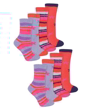 Die Sock Snob Girls Fluffy Cosy Socks sind die perfekte Wahl für alle, deren Kinder am Abend ein bisschen mehr Wärme und Komfort brauchen. Diese luxuriös weichen, dicken und flauschigen Bettsocken halten die Füße Ihrer Kinder zu Hause warm, egal wie kalt es draußen ist. Diese dicken und superwarmen Socken sind perfekt für kaltes Wetter. Sie wurden aus dickerem Material hergestellt, um sicherzustellen, dass sie langlebig und strapazierfähig genug sind, um auch bei wiederholtem Gebrauch zu halten. Ziehen Sie sie nach einem langen Tag in der Schule an und verbringen Sie einen Abend beim Spielen zu Hause. Diese weichen und flauschigen Bettsocken sind ideal, um es Ihren Mädchen in den Wintermonaten gemütlich zu machen. Sie sind mit rutschfesten Grippern an der Sohle ausgestattet, um Ausrutschen und Stürzen auf harten Holzoberflächen vorzubeugen und geben zusätzlichen Halt. Diese Socken gibt es in 2 verschiedenen Musterkombinationen, damit Sie das perfekte Paar für sich auswählen können: Gestreift und farblich sortiert. Sie sind auch ein tolles Geschenk für alle Mädchen in Ihrem Leben, die sich etwas mehr Komfort und Wärme wünschen. Diese Kindersocken werden in 8 Paaren pro Packung geliefert und sind in 2 verschiedenen Mustern erhältlich. Sie bestehen aus: 98% Polyester und 2% Elastan und sind in 4 Kindergrößen erhältlich: 2-3 Jahre, 4-6 Jahre, 7-10 Jahre, 11-14 Jahre. Sie sind vollständig in der Maschine waschbar.