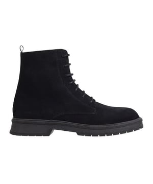 Zapatos Tommy Hilfiger para él. Los zapatos están hechos de cuero de alta calidad. El zapato tiene una plantilla de EVA, que proporciona una agradable amortiguación.  Marca: Tommy HilfigerNombre del modelo: Veteran SuedeCategoría: zapatos de hombreMateriales: cueroColor: negro