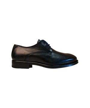 Zapato de vestir con cierre de cordones y lengüeta, con tacón. Cuenta con una comoda suela y una planta antideslizante
