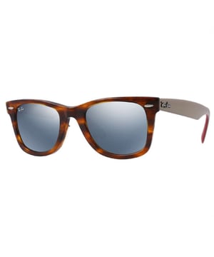 Gafas de sol Original Wayfarer con montura de acetato.
Forma cuadrada.
Patillas de acetato a tono, con detalle de la firma de la marca en metálico.
100% Protección UV.
Cristales antirreflejo.
Todos nuestros productos se envían en el interior de su estuche original.
Incluye una gamuza limpia cristales, los certificados de autenticidad y garantía.
 Medidas: Alto lente: 50 mm. Ancho lente: 54 mm. Puente: 16 mm. Patillas: 140 mm.
 Composición: Acetato
 Cuidados:
Limpieza y manutención:
- Limpiar las gafas con agua y jabón.
- No utilice paños sucios o abrasivos, que puedan alterar las características de los filtros.
- Utilice solo accesorios y repuestos originales.