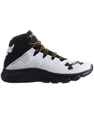 Zapatillas deportivas Under Armour Project Rock Delta blancas para hombre, una opción de calzado de alto rendimiento y estilo diseñada en colaboración con Dwayne "The Rock" Johnson. Estas zapatillas de Under Armour están diseñadas para ofrecer una comodidad, sujeción y durabilidad excepcionales para tus entrenamientos más duros y tu estilo de vida activo.

Características principales:

 Colaboración Project Rock:  Las zapatillas forman parte de la colaboración de Under Armour con Dwayne "The Rock" Johnson, conocido por su dedicación al fitness y por inspirar a otros a alcanzar la grandeza.

Diseño Project Rock Delta: Las zapatillas cuentan con un diseño inspirado en el Delta, que representa el cambio y la evolución en el fitness y el entrenamiento.

Color blanco: Las zapatillas vienen en un color blanco limpio, añadiendo un toque fresco y versátil a su gimnasio o atuendo activo.

Ligeras y transpirables: Fabricadas con materiales ligeros y transpirables, las zapatillas garantizan la circulación del aire y mantienen los pies frescos y cómodos durante los entrenamientos intensos.

Amortiguación reactiva: Las zapatillas están equipadas con amortiguación de respuesta para absorber el impacto y proporcionar retorno de energía, apoyando su rendimiento durante el entrenamiento de alta intensidad.

Ajuste de apoyo: Las zapatillas Project Rock Delta están diseñadas para proporcionar estabilidad y sujeción en los distintos movimientos de entrenamiento.

Construcción duradera: Construidas con materiales de alta calidad, estas zapatillas están hechas para soportar entrenamientos rigurosos y el desgaste diario.

Versatilidad: Adecuadas para diversas actividades, como levantamiento de pesas, entrenamiento en circuito o entrenamiento cruzado.