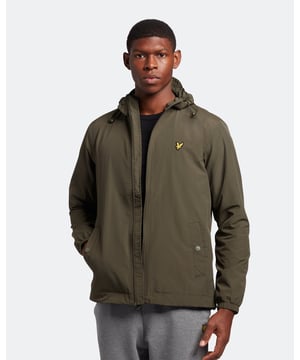 Een van onze meest veelzijdige stijlen, de Lyle & Scott Hooded Jacket is ontworpen in een lichtgewicht, duurzame nylonmix. Met een elastisch trekkoord aan de zoom en capuchon, ontworpen om warmte vast te houden, met een interne mesh voering zorgt voor ademend vermogen. Afgewerkt met een capuchon met klep, voorzakken met knopen, stiksels en onze kenmerkende Golden Eagle. 
 
 Pasvorm: Normaal
 Het is gemaakt om niet te strak of te losjes om het lichaam te passen, waardoor je een klassieke, tijdloos stijlvolle look krijgt. We raden je aan je gebruikelijke maat te bestellen, maar als je tussen twee maten zit, neem dan een maat groter.