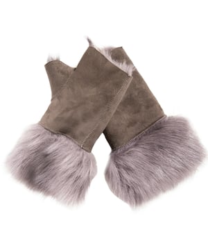 Cálidos, elegantes y chic, estos mitones sin dedos de piel de oveja toscana son perfectos para cuando bajan las temperaturas. Fabricados con la piel de oveja toscana de mayor calidad, estos mitones sin dedos reversibles te ayudarán a mantener las manos abrigadas sin resultar poco prácticos ni afectar a tu destreza. Perfectos para cuando necesites usar tu teléfono mientras viajas, estos mitones de piel de oveja son el accesorio imprescindible de este invierno. Fabricados en el Reino Unido, disponibles en 11 colores