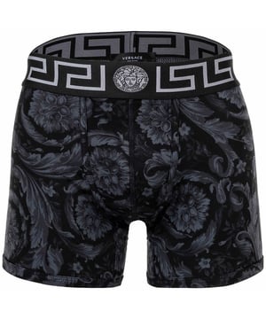 Elegante Herren Boxer Shorts der Marke VERSACE. Hochwertige Unterhosen mit Allover Barocco Print. Ikonisches Greca-Muster und Medusa-Motiv am elastischen Bund.