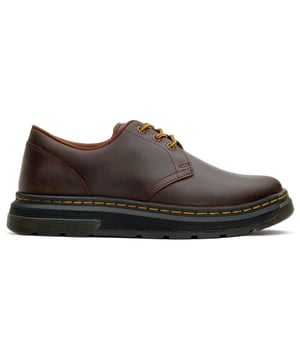 Espera comodidad utilitaria con el nuevo zapato Chukka Crewson de Dr. Martens, que une la silueta y las marcas del legado de Docs con un nuevo diseño de suela, una suela liviana y una plantilla Softwair. Este diseño ligero está diseñado pensando en la funcionalidad, el estilo de Dm y la comodidad diaria. Otros ecos del ADN de Dr. Martens se reflejan en el bucle de talón Airwair y en la marca icónica.