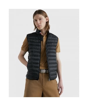 Heren jas van het merk Tommy Hilfiger in de kleur zwart. De jas is gemaakt van gerecycled polyester en heeft een normale pasvorm. Op de borst zit het iconische Tommy logo.  Merk: Tommy HilfigerModelnaam: Core Packable Circular BodywarmerCategorie: heren jasMaterialen: gerecycled polyesterKleur: zwart