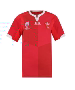 Het lichte, zachte en zweetafvoerende Under Armour Wales RWC 2019 Home Testshirt houdt je comfortabel, of je het nu in de sportschool, op het veld of op de tribune draagt. Het heeft een comfortabele pasvorm die perfect is voor dagelijks gebruik.

Het shirt heeft dezelfde precisie en kwaliteit als de spelers op het veld, voor betere prestaties en stijl.

Het ontwerp is voorzien van het RWC-logo en het Under Armour-logo, terwijl de drie veren op een schild zijn geplaatst om te herinneren aan de "...my strength and shield" regel uit bread of heaven.

Verdere ontwerpideeën maken een knipoog naar de geschiedenis van het Welshe rugby, zoals de vier kwadranten op het shirt (die staan voor de vier hoeken van Wales die samenkomen) onder een hoek van 18,81 graden brengen om overeen te komen met de oprichtingsdatum van de Welsh Rugby Union in 1881.
