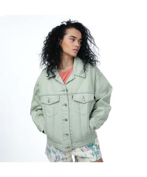 Dames Levis 90's Trucker Jacket in groen.- Klassieke puntkraag.- Volledige knopenlijst.- Zakken met twee kleppen.- Zijhandzakken.- Manchetten met knopen.- Metalen knopen met Levi's®-logo.- Relaxed fit.- 100% katoen.- Ref: A17430025