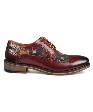 Añade un toque único a tu vestuario formal con los zapatos brogue de cuero con estampado floral para hombre de Ross. Fabricados 100 % con cuero de primera calidad, estos zapatos brogue combinan estilo, durabilidad y comodidad. Con detalles brogue clásicos con patrones decorativos, aportan elegancia y sofisticación a cualquier look. Estampado floral único para una declaración audaz y elegante Cuero de primera calidad para mayor durabilidad y lujo Detalles brogue clásicos para un atractivo atemporal Diseño con cordones para un ajuste ajustable