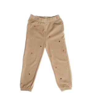 Pantalones deportivos estilo jogger diseñados para ofrecer comodidad y un toque femenino. 

Confeccionados en un tejido suave, cuentan con una banda elástica en la cintura que asegura un ajuste cómodo y fácil de poner. 

El diseño incluye un bolsillo práctico para guardar pequeños objetos, y los dobladillos elásticos en los tobillos garantizan un ajuste ajustado y moderno. 

El corte de pierna estrecho estiliza la figura, mientras que el bordado de flores en toda la prenda añade un toque delicado y decorativo, haciéndolos ideales para un look relajado y con estilo.
 Composición: 77% Algodón, 23% Poliéster
 Cuidados:
- Lavar a máquina con agua fría.
- Utilizar colores similares en el lavado.
- Evitar el uso de blanqueadores.
- Secar a baja temperatura en secadora.
- Planchar a baja temperatura.
- No lavar en seco.