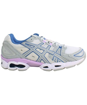 Asics Gel-Nimbus 9 Zapatillas de Mujer en Gris, un pináculo de comodidad y rendimiento diseñado para elevar tu experiencia de carrera. Estas zapatillas están meticulosamente elaboradas para proporcionar una excepcional amortiguación, soporte y estilo para la corredora dedicada. Aquí están las características clave que definen el Gel-Nimbus 9:

 Amortiguación Gel Revolucionaria: El Gel-Nimbus 9 cuenta con la renombrada tecnología de amortiguación Gel de Asics, estratégicamente colocada a lo largo de la zapatilla para ofrecer una superior absorción de impactos. Esto garantiza un paseo suave y cómodo, minimizando el impacto en tus articulaciones y mejorando tu experiencia de carrera en general.

 Tecnología de Media Suela FluidRide: La media suela FluidRide ofrece una combinación perfecta de propiedades de rebote y amortiguación. Este material ligero pero duradero mejora la capacidad de respuesta de la zapatilla, asegurando una zancada suave y eficiente.

 Sistema Adaptable de Sujeción en el Talón: El Sistema de Sujeción en el Talón está diseñado para proporcionar un ajuste seguro y adaptativo alrededor del talón, minimizando el deslizamiento y asegurando estabilidad durante tus carreras. Esta característica es particularmente beneficiosa durante entrenamientos de alta intensidad.

 Parte Superior Transpirable y Ligera: Las zapatillas cuentan con una parte superior transpirable y ligera, permitiendo un flujo de aire óptimo para mantener tus pies frescos y cómodos. El diseño no solo mejora la transpirabilidad, sino que también contribuye a una sensación general de ligereza y agilidad.

 Sistema Guidance Trusstic para la Estabilidad: El Sistema Guidance Trusstic integra líneas de guía para mejorar la eficiencia de la marcha y proporcionar integridad estructural en la zona del mediopié. Este sistema contribuye a la estabilidad y soporte general durante tus carreras.

 Artesanía de Alta Calidad Asics: Asics es sinónimo de calidad, y las Zapatillas de Mujer Gel-Nimbus 9 en Gris muestran el compromiso de la marca con la excelencia. Estas zapatillas están diseñadas para resistir las exigencias del running regular, asegurando durabilidad y fiabilidad.