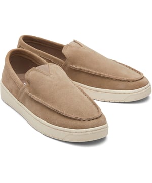 
<p>Stap met gemak en stijl de wereld in met de TOMS TRVL Lite heren instappers. Deze tijdloze schoenen, uitgevoerd in een taupe kleur, bieden het beste van comfort en veelzijdigheid voor elke gelegenheid.</p>
<p>Het suède bovenwerk geeft de instappers een luxe uitstraling, terwijl de TOMS kenmerkende lichtgewicht TRVL LITE RMAT buitenzool met cupzool met dubbele dichtheid zorgt voor extra tractie, duurzaamheid en comfort bij elke stap die je zet. De elastische band zorgt voor een goede pasvorm, terwijl de uitneembare high rebound OrthoLite® Eco X40-Hybrid™ inlegzool zorgt voor optimale demping en ondersteuning.</p>
<p>Bovendien is de voorgevormde mesh inlegzool ontworpen om je voeten koel en fris te houden, zelfs tijdens lange dagen onderweg. Met de TOMS TRVL Lite instappers ben je klaar voor elke reis, waar je ook naartoe gaat.</p>
<p>MAAT<br />
Deze schoen heeft een brede pasvorm en valt groot uit. Leren schoenen zullen een beetje uitrekken terwijl je ze inloopt.</p>
<p>Wanneer je TO