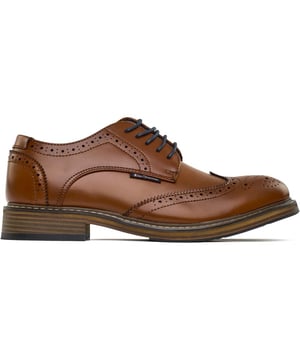 Adéntrate en el lujo con los zapatos brogue Bath de Harry Hern London. Elaborados en piel bronceada pulida, con detalles brogue refinados y combinados con cordones de algodón encerado, este elegante básico es una versión moderna de un clásico atemporal. Las plantillas acolchadas y las suelas de goma brindan comodidad durante todo el día y una pisada firme. El Bath de Harry Hern London es un elemento básico del guardarropa del caballero exigente de hoy.