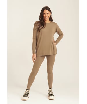 Diese khakifarbenen Soft-Touch-Leggings sind ein Grundnahrungsmittel für den Herbst/Winter und lassen sich perfekt mit übergroßen Kapuzenpullis, Grobstrick und grafischen T-Shirts kombinieren.- Hoher Bund- Gebürstete Baumwolle- Schmale Passform